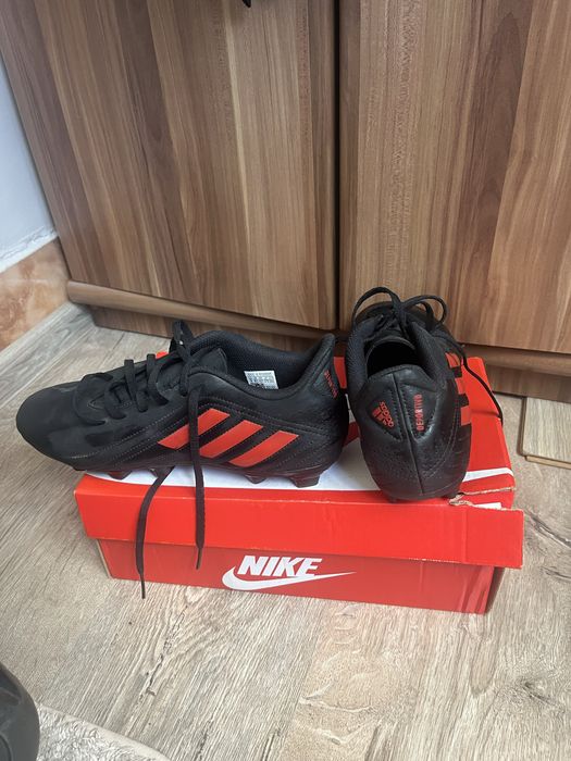 Oригинални футболни обувки Adidas.