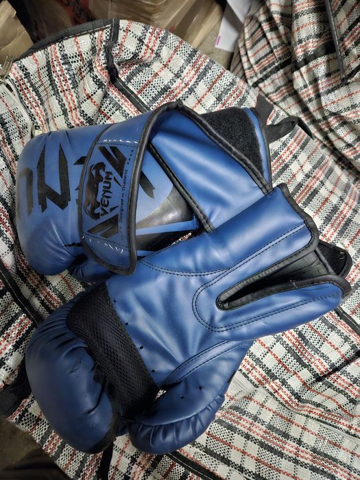 Продам боксёрскую перчатку
