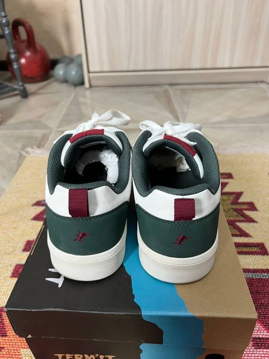 Продам кроссовки