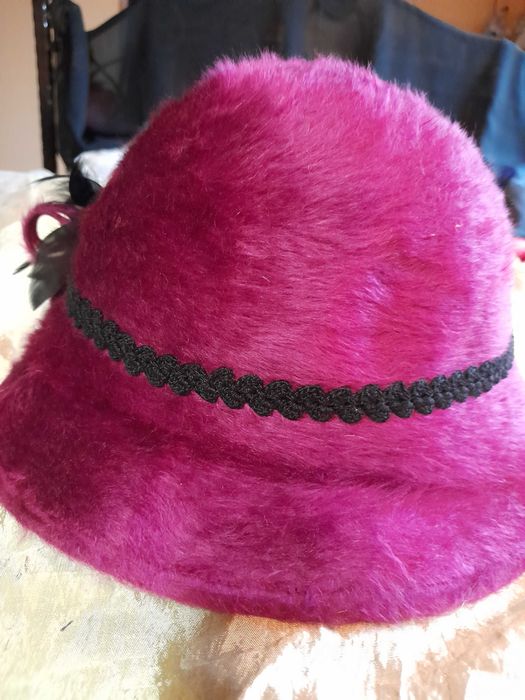 Palarie dama fetru de lana roz fuxia model retro, cu pene, eleganta