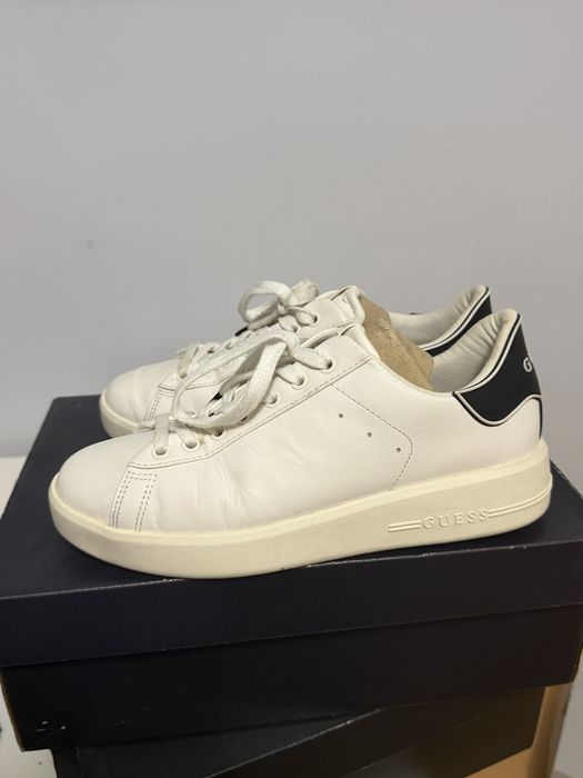 Обувки Guess