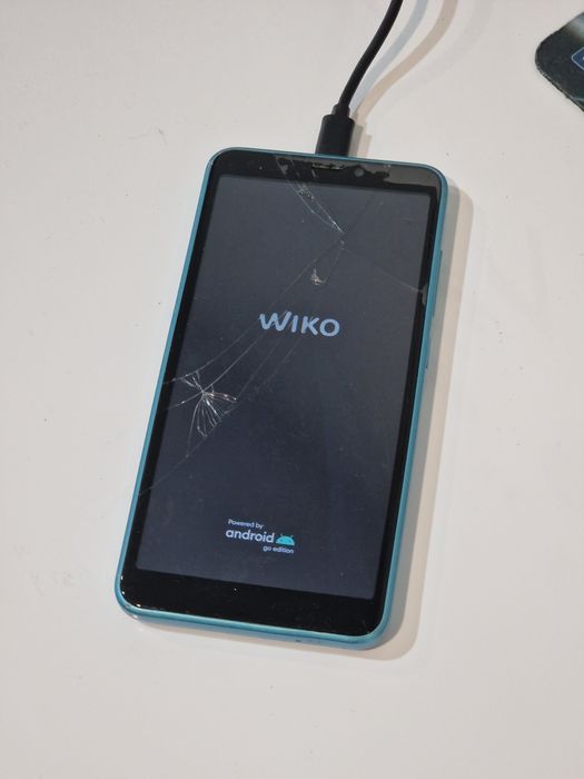 Telefon Wiko cu display fisurat,  nu se aprinde