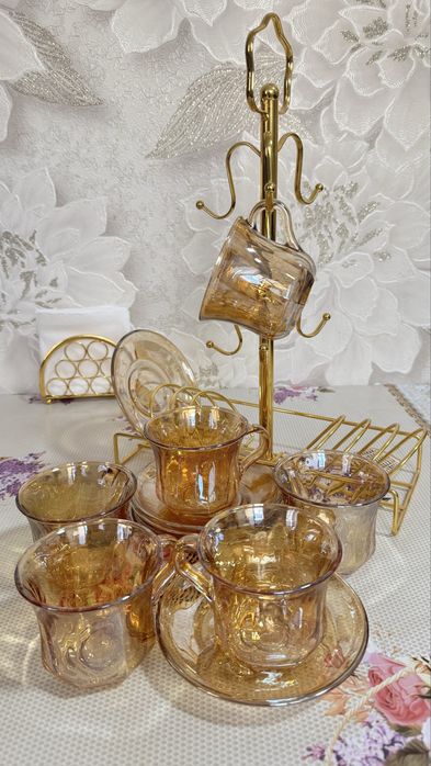 Чашки с блюдцами и вешалкой