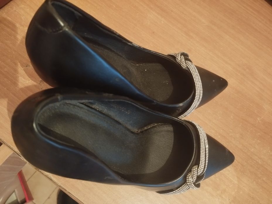 Аяк киімдер сатылады