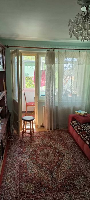 Apartament 2 camere + balcon, et. 3/4, zonă liniștită lângă școli și piață – Câmpina!