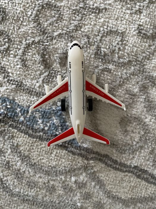 Продам игрушки ,самолет , машинки