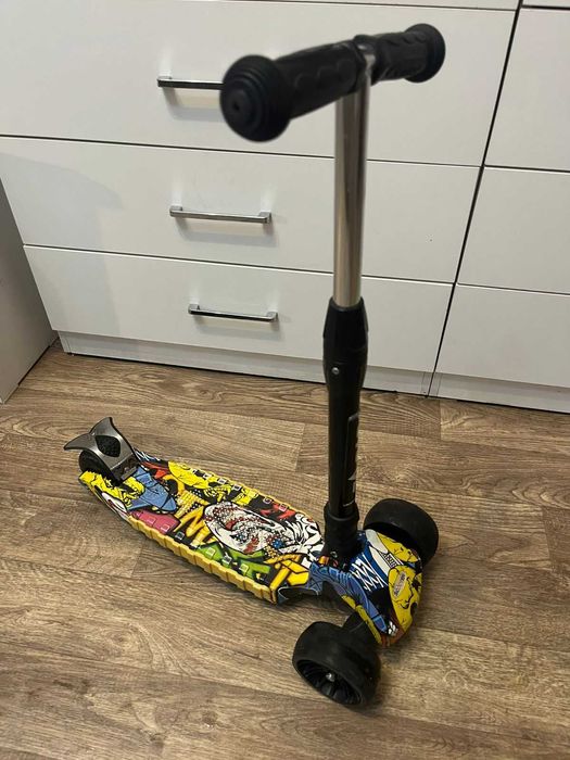 Самокат трехколесный