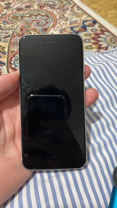 Продам телефон айфон SE