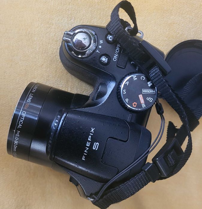 Aparat foto FujiFilm FinePix S1800, impecabil