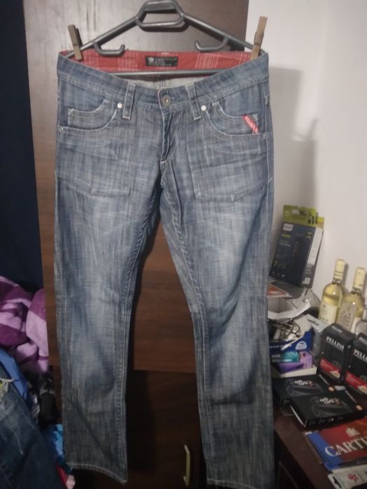 Blugi mărimea 28 ieftin la 60 de lei