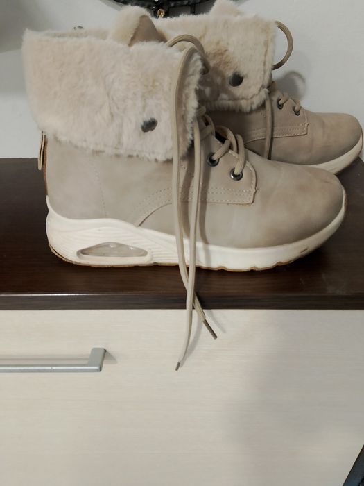 Продавам дамски боти