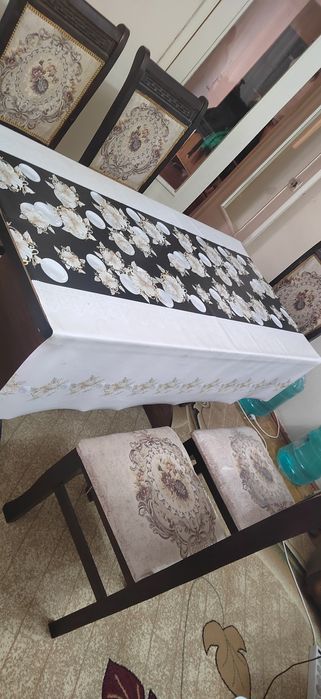 Мебель: стол и 6 стульев