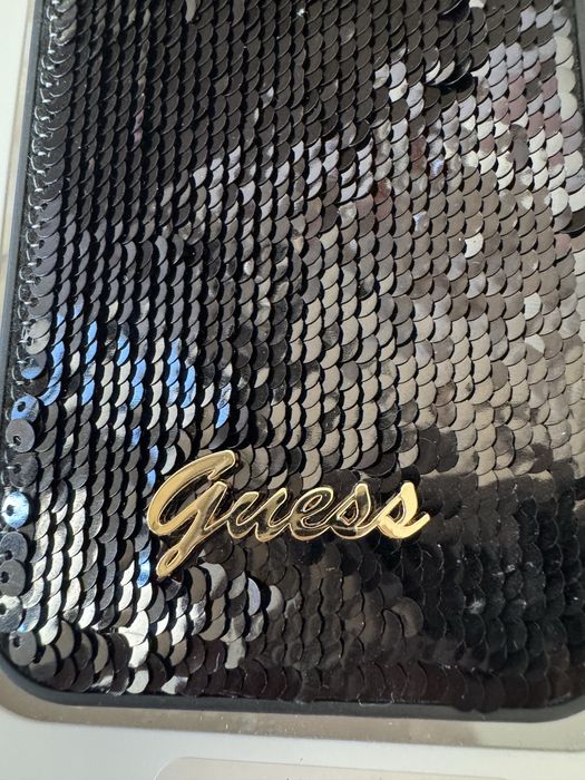 Guess кейс за Iphone 15 pro, черен с пайети и златен надпис