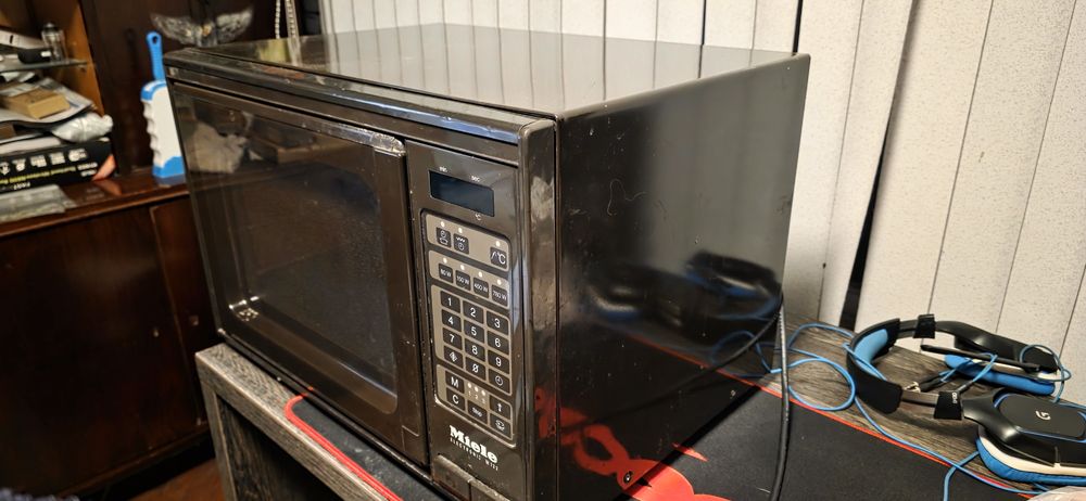 Продавам микровълнова фурна MIELE electronic M722