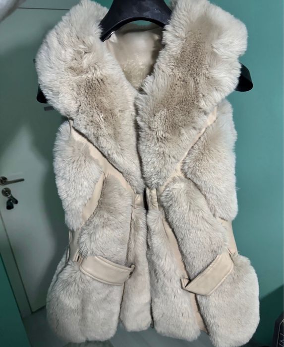 Дамски пухкав елек в бежов цвят