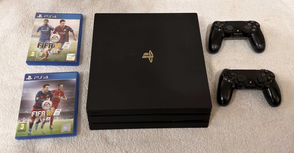 запазена - PS4 Pro + 2 бр Fifa + 2  джойстика, Playstation 4 Pro