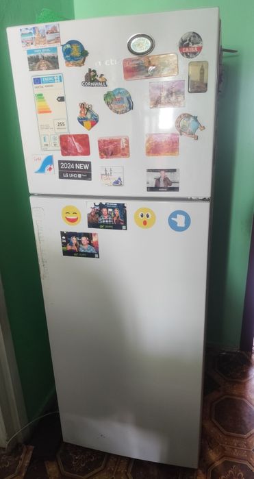 Vând frigider vechi artic in stare buna
