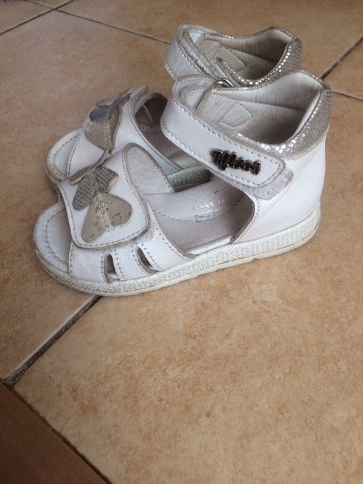 Детская обувь разная.