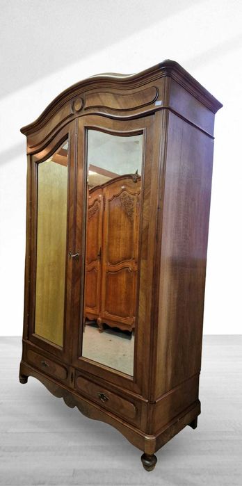 Елегантен двукрилен гардероб изработен от масивен орех