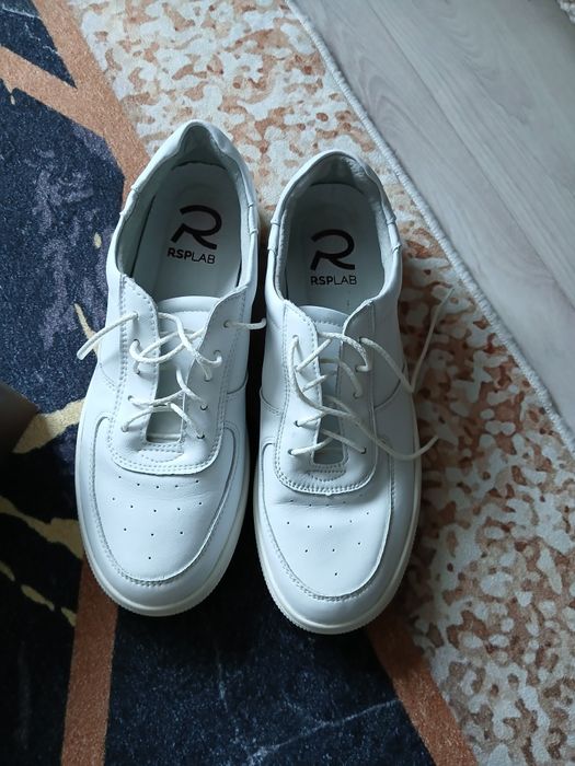 Продам кроссовки кожаные