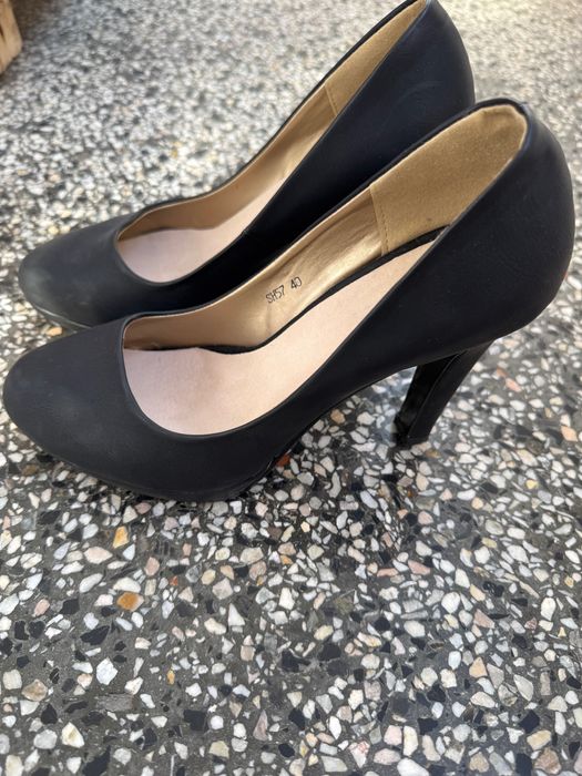 Дамски обувки на висок ток