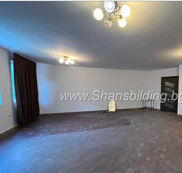 Дава се под наем Тристаен апартамент в Пловдив, Център - 120 кв.м за 490 € - Снимка #1