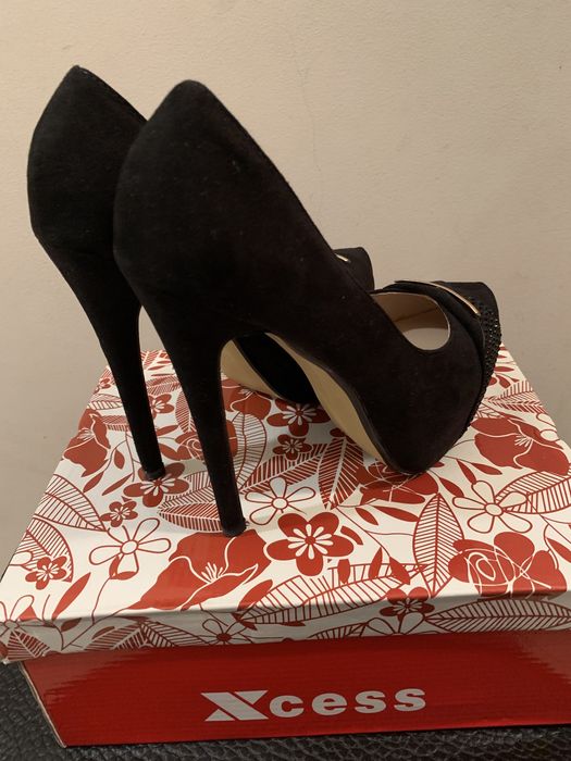 Дамски обувки на висок ток