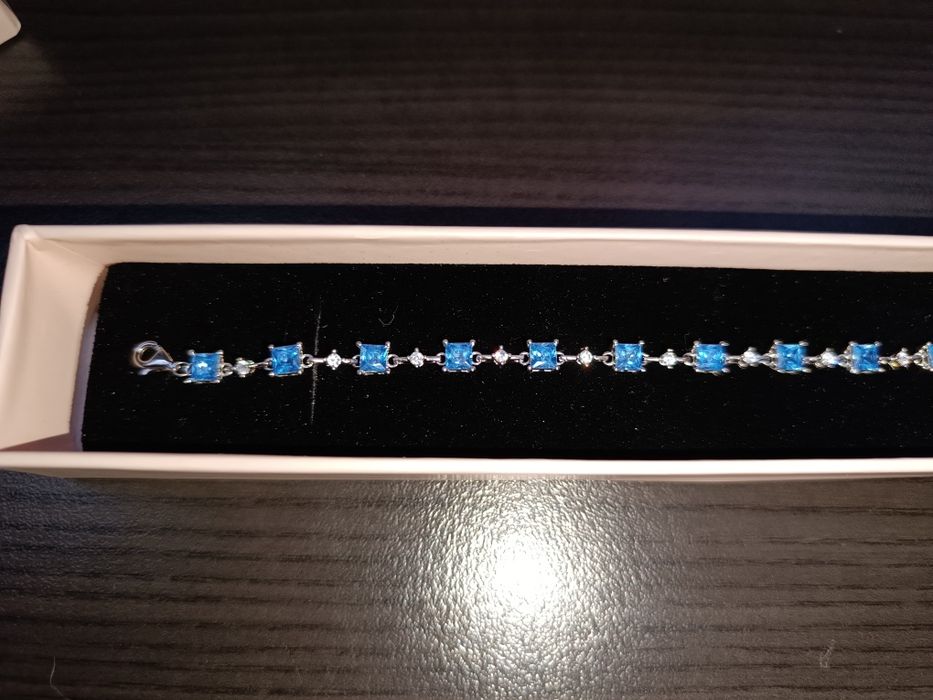 Сребърна гривна със син топаз