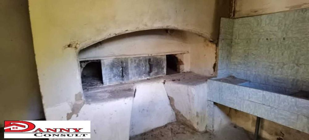 Стара къща с двор и гора в с. Орловци