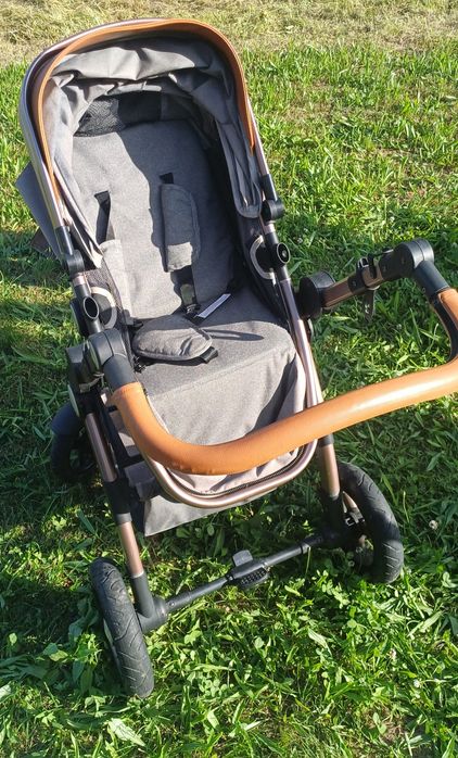 Carucior 3 în 1 .