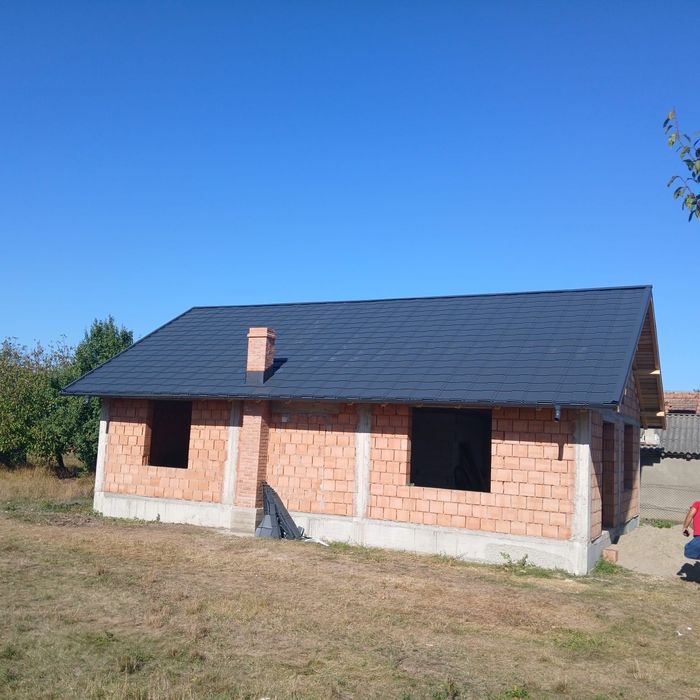 Casa de vanzare la rosu