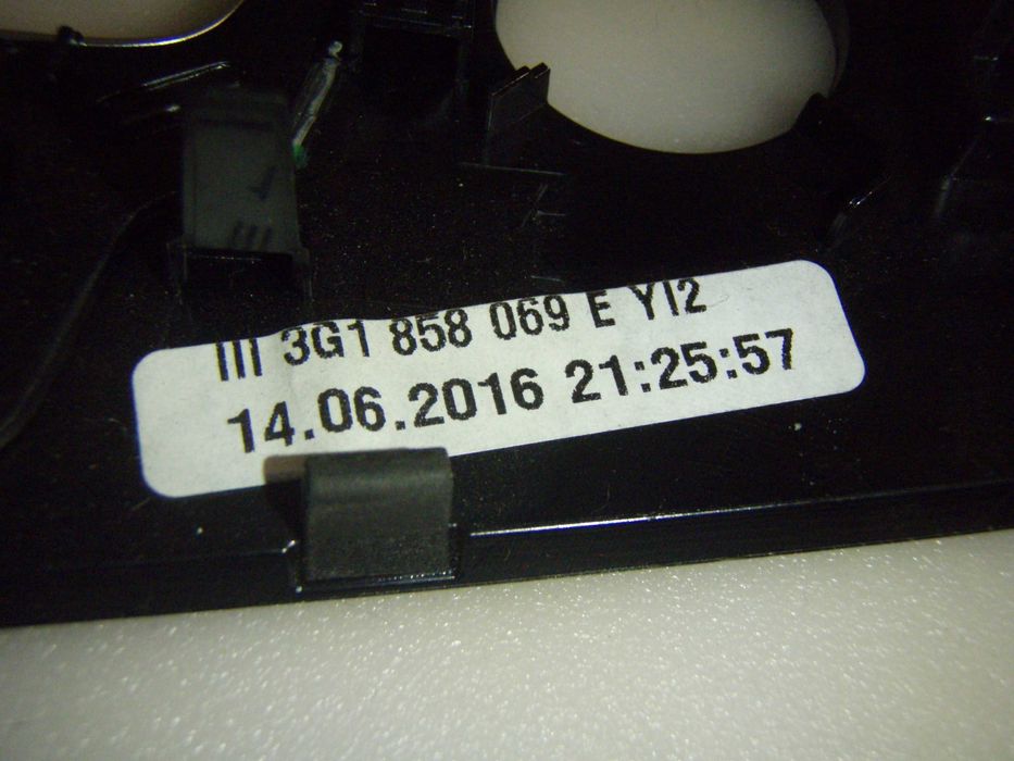 Rama display VW Passat B8, model 3G1 858 069 E YI2