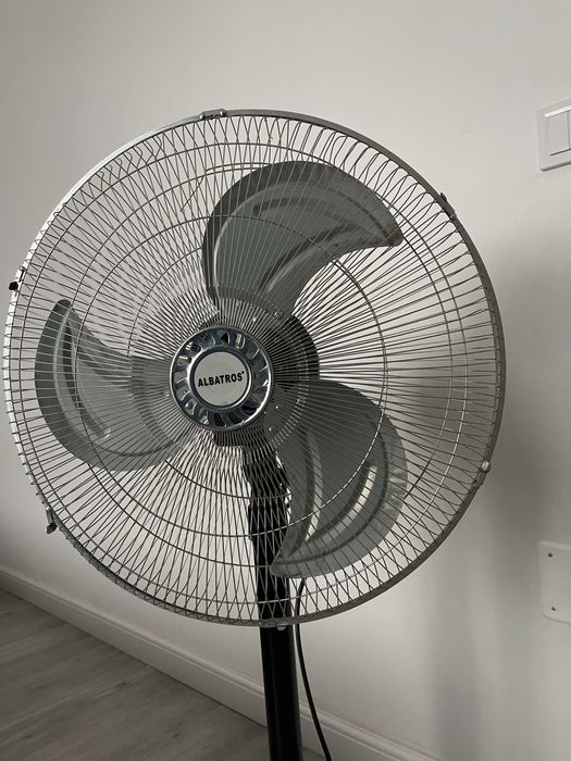 Ventilator cu picior