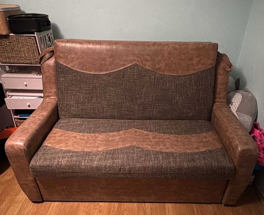 Vand canapea foarte bine intretinuta