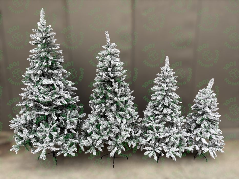 Коледна елха Бор, заснежена, с декорация, с шишарки