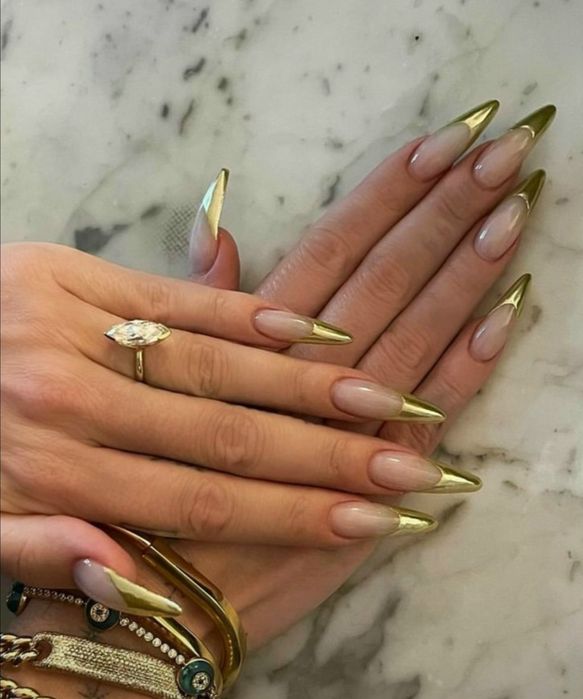 Маникюр, наращивание ногтей.