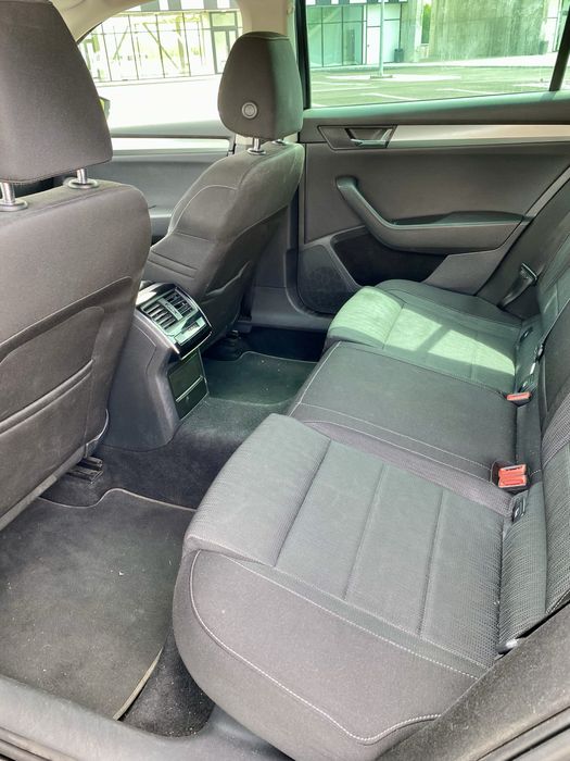 Skoda Superb 2.0 diesel 150cp Car Vertical