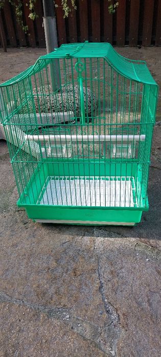 Продавам малка клетка за птички.