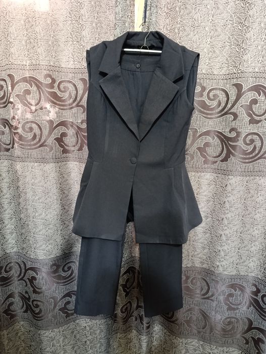 Офисный женский костюм