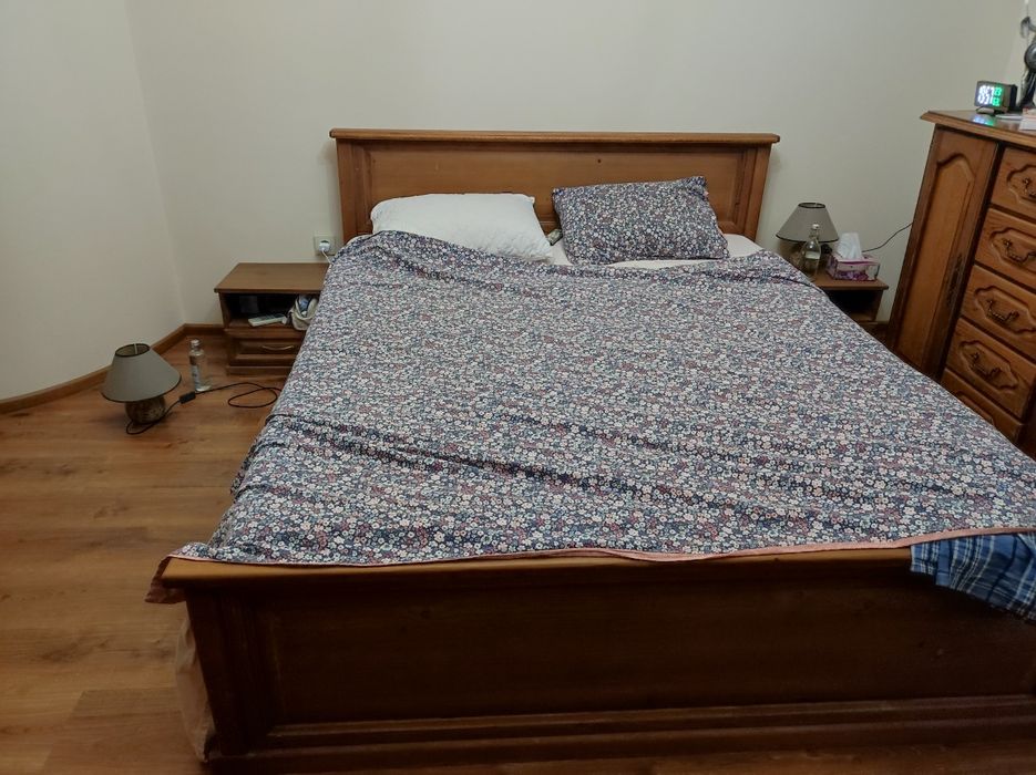 Легло и две нощни шкафчета