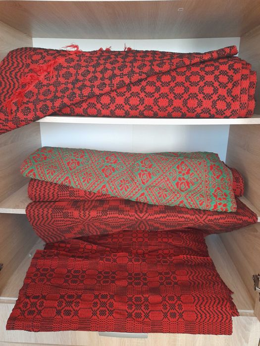Vând țesături traditionale de lână de diferite dimensiuni.