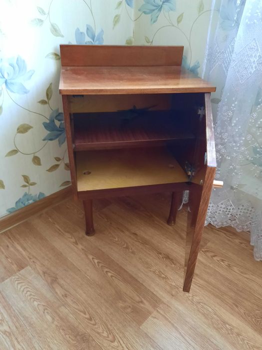Продам тумбочку прикраватную.