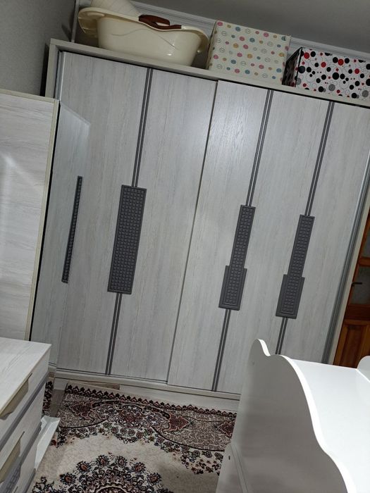 Shkaf Holatı yaxshı. Eshıgı surilib ochiladiganli.