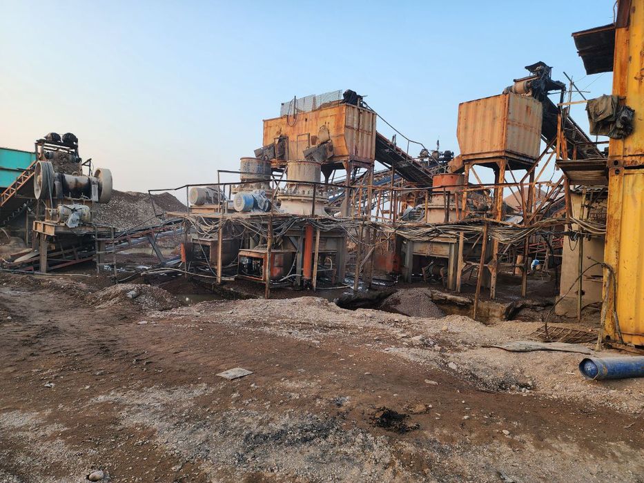 Тош майдалаш заводи (дробилка) тайёр бизнес сотилади каръери  билан