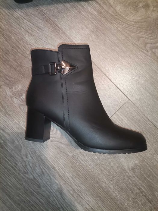 Дамски черни боти