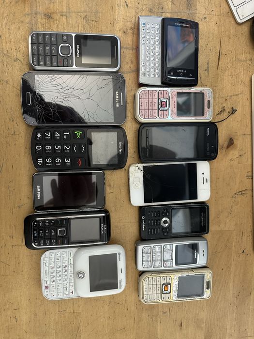 Vand un lot de telefoane unele nefunctionale
