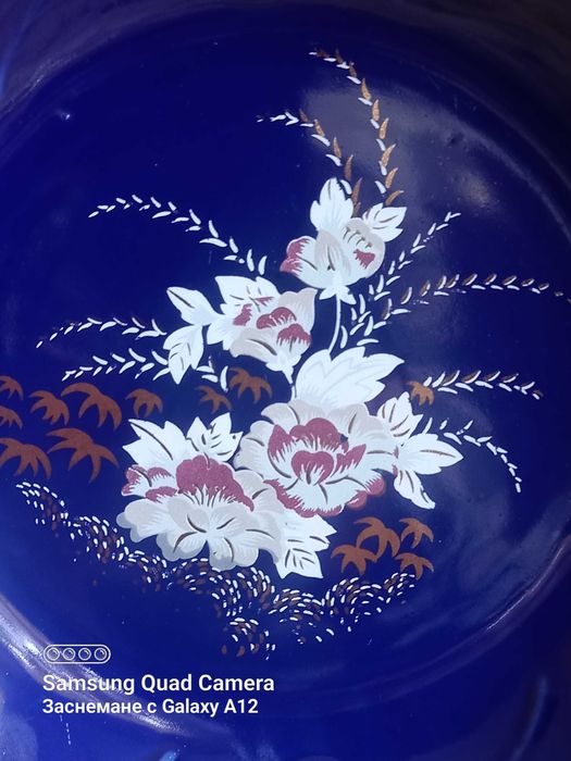 Нежни вази и плато-кобалтово синьо