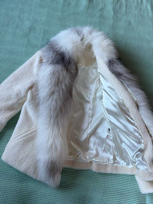 Елегантно палтенце с стествен косъм от визон  богата яка от лисица