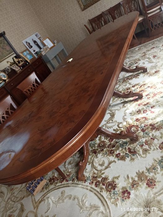 Стол в гостиную . Производство Италия