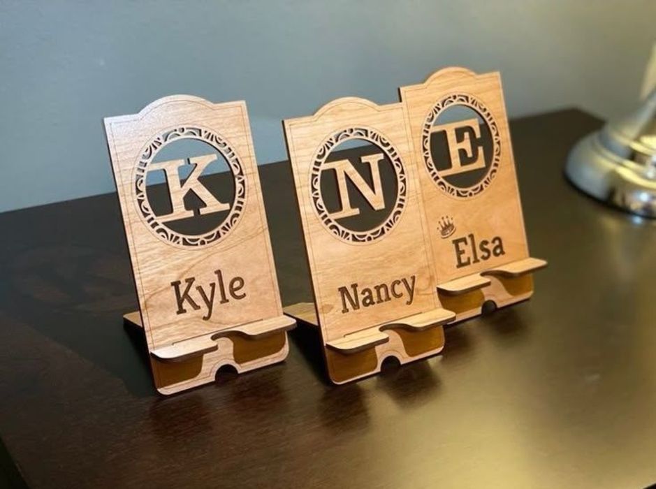 Деревянная подставка под телефон с гравировкой или UV печатью